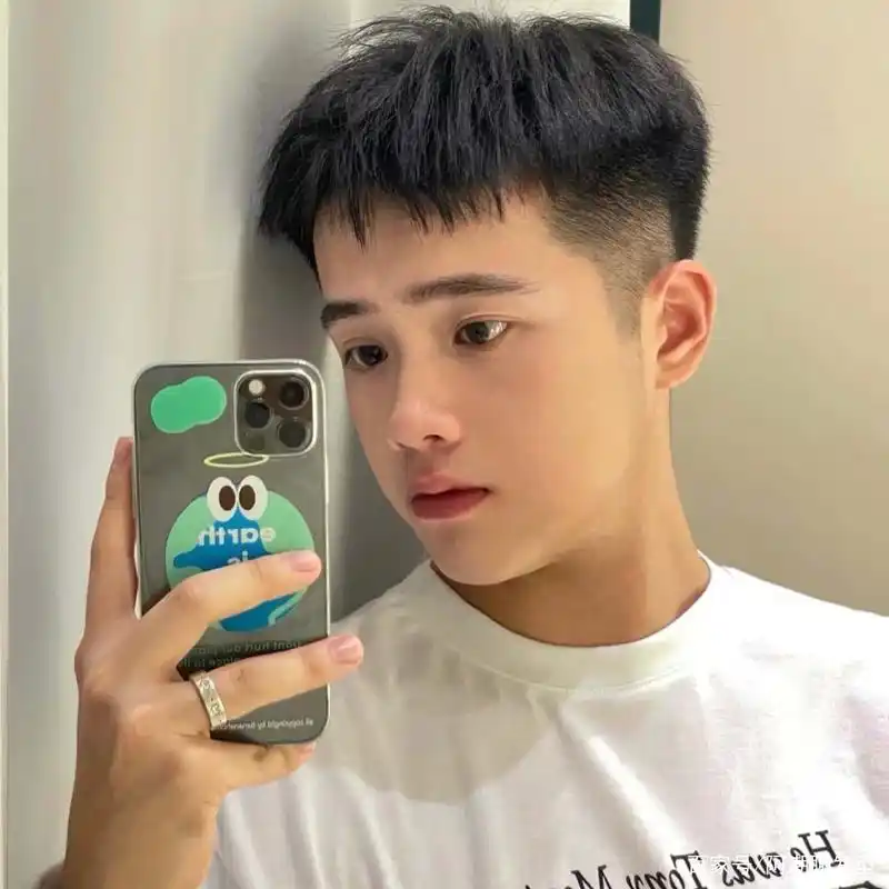 今秋年轻男生剪什么发型好看?试试这3款,剪完时髦又显帅气!
