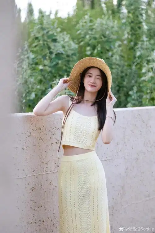 张雪迎晒照温柔甜美似初恋身材窈窕惹人羡小虎牙更显可爱