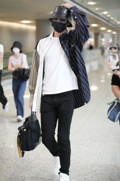 许魏洲机场私服流出,拼色条纹衬衫慵懒随性,气质盆帽质感高级