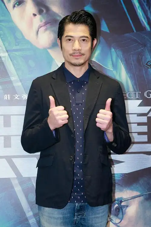 郭富城穿上小西装,搭一件polo衫,留点小胡渣更有男人味!