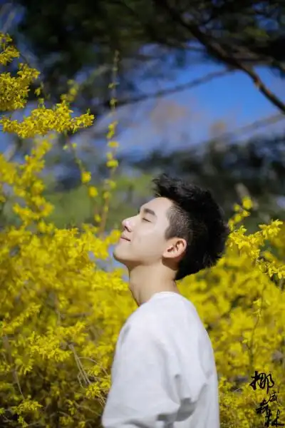 微博时尚达人@张耀吧唧 #国民校草君# #校草# #暖男# #少年# #男神