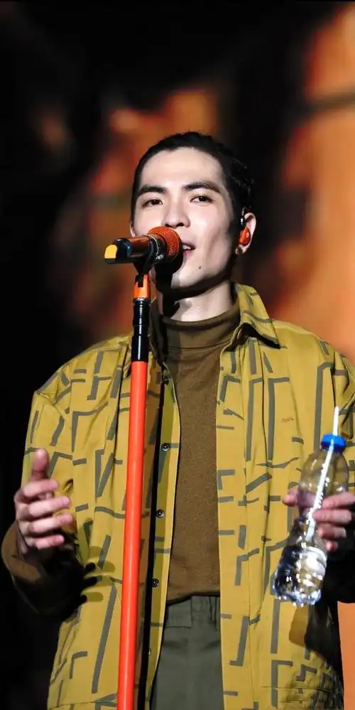 雨神萧敬腾也是年少有为?出道形象曝光,真的是实力派男歌星