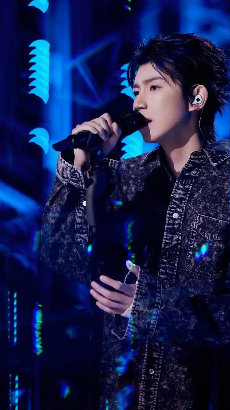 王源 "只要你拿起话筒,那我们永远都是你的歌迷"#人生是场 - 抖音