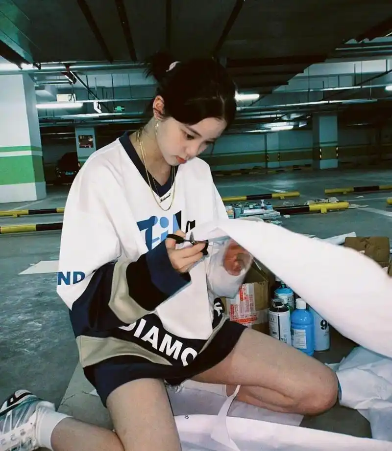 欧阳娜娜跪坐在地上作画,穿超短裤秀优越大长腿.