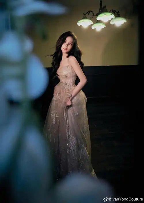 丝绸之路电影节##吴宣仪##高级定制##最仙礼服##礼服婚纱款式##眯星