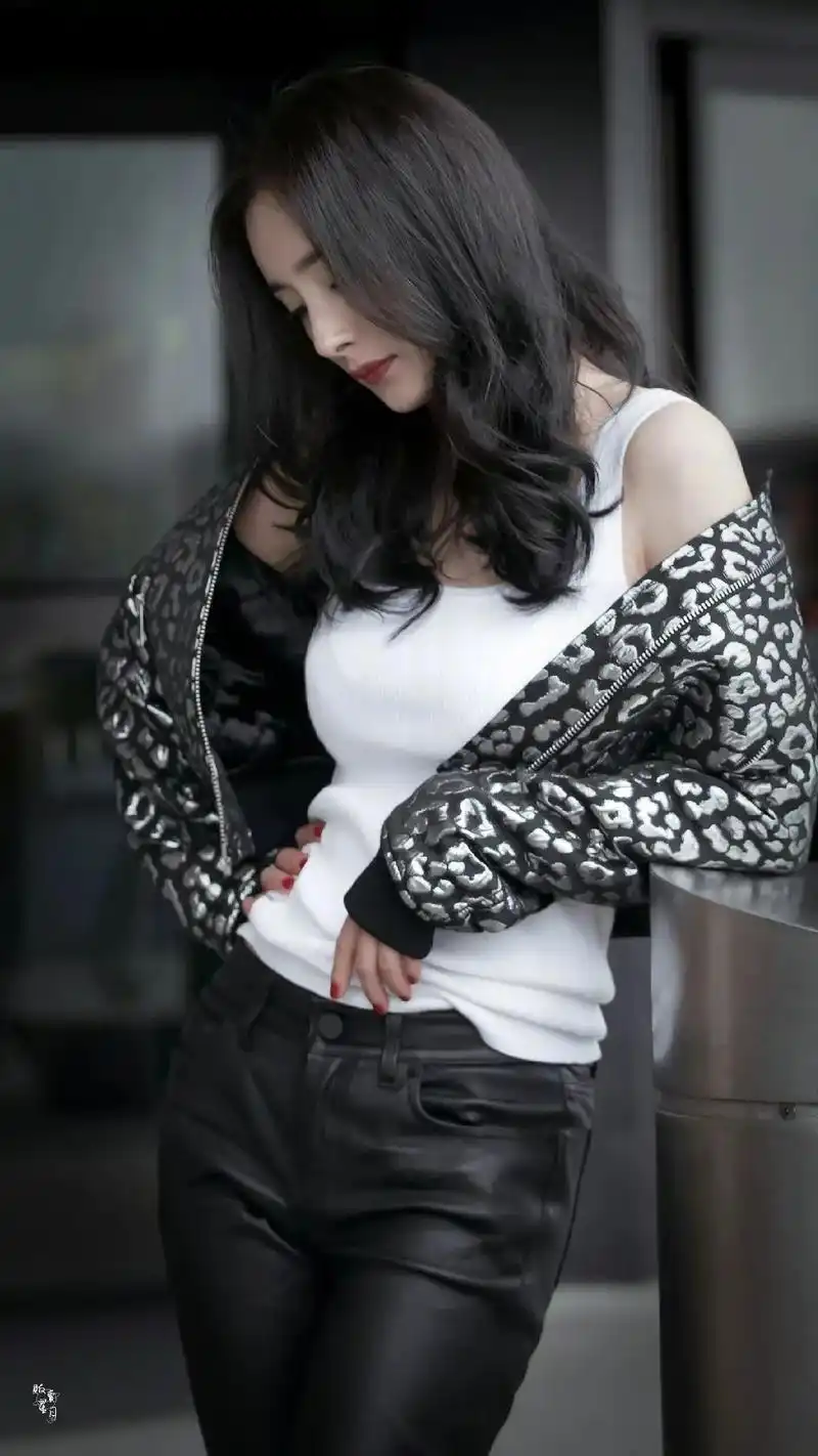 杨幂 17年很喜欢的一次街拍 好酷好飒#向全世界安利杨幂 - 抖音