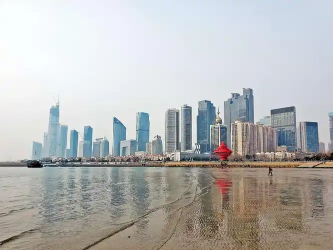五四广场集城市的雄伟繁华,临海的沙滩碧海,组成了一幅滨海城市的绣丽