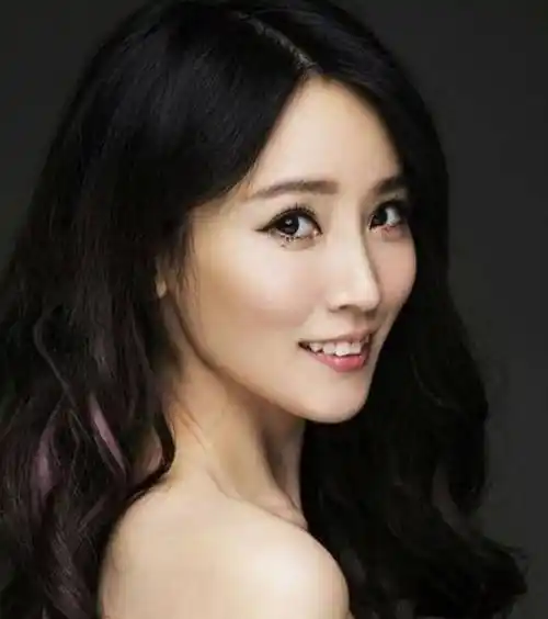 《流浪地球》吴京第一次看谢楠长发,硬汉柔情直呼:想再追你一次_手机