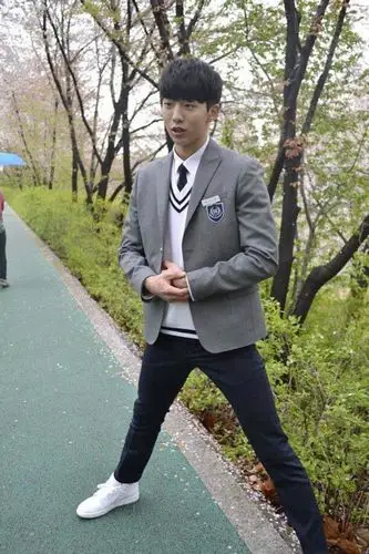 1994年的南柱赫正是当红鲜肉的年纪,2014年他参加综艺《我去上学啦》