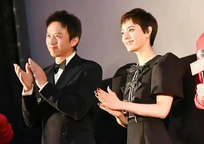 邓超夫妇出席新电影首映式,孙俪一袭黑裙,华丽优雅!_西装_造型_风格