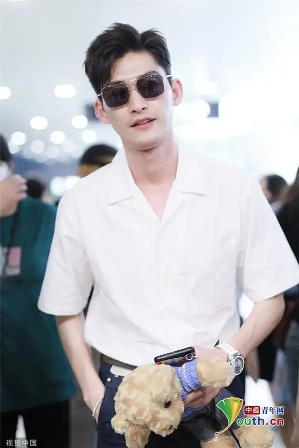 张翰穿衬衫西裤捧小熊玩偶抿嘴唇微笑嘟嘴卖萌