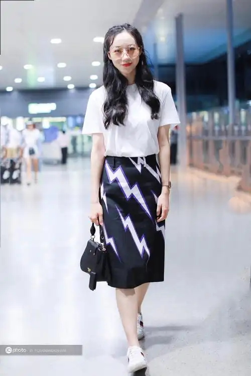 街拍韩雪白teeprada闪电图案半身裙gucci小白鞋粉色墨镜休闲时髦