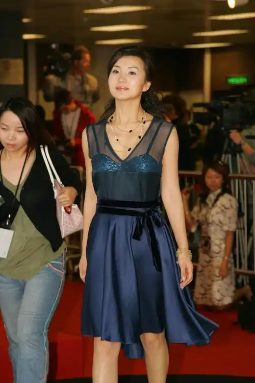 "万人迷"陈好带仨孩子去医院,穿着不似阔太,退圈后做中戏教授