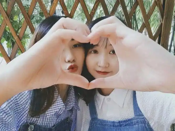 当前景框架,另一人则在框内摆姿势,这样我们就能get同款自拍了~除了摆