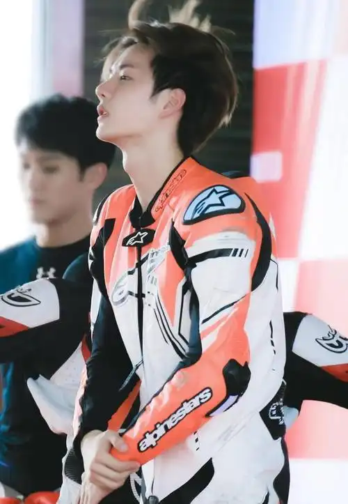 240204王一博骑摩托上山85号赛车手魅力无限