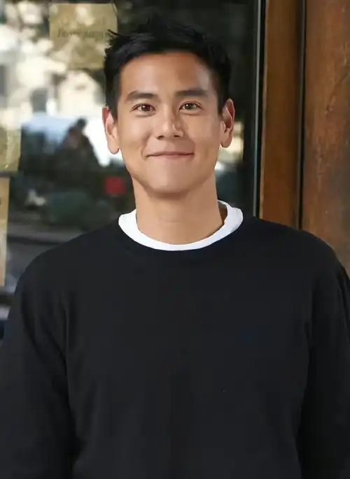 彭于晏素颜遛狗被偶遇