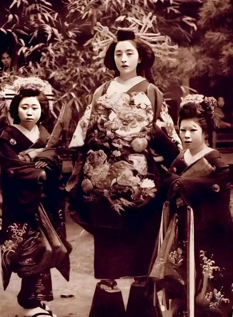 这是一张老日本歌妓的老照片.