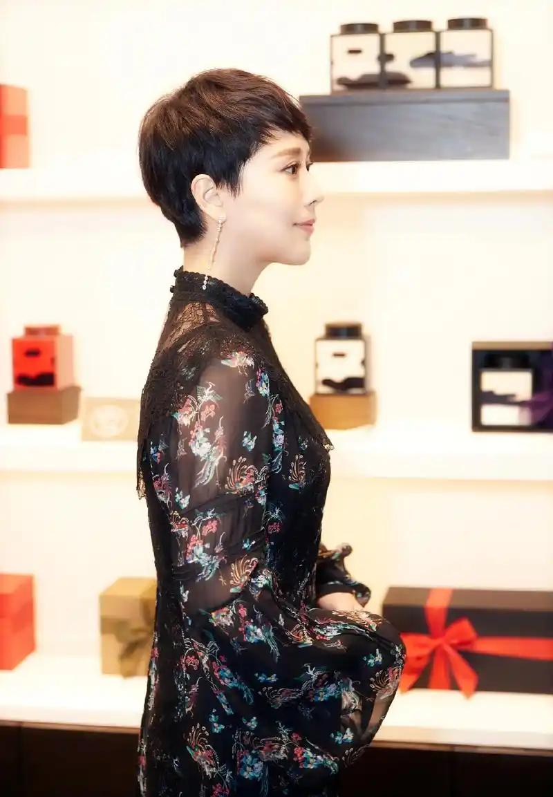 海清的短发造型真惊艳,身穿印花 - 抖音