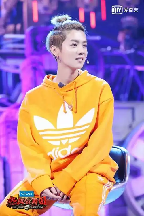 鹿晗王嘉尔默契兄弟装帅气登场陈伟霆宋茜撞色夹克演绎复古风