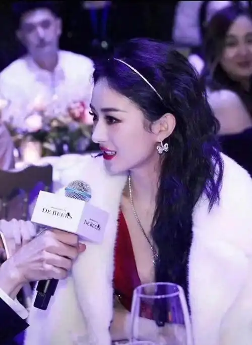 赵丽颖开始大秀好身材一袭红色深v飘逸连衣裙搭珠宝神采飞扬