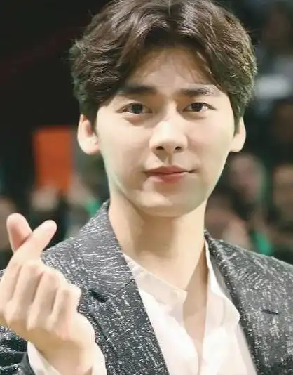 因为2021年6月6日拍下李易峰"选妃"照片的旅行者,已经将这张照片发布