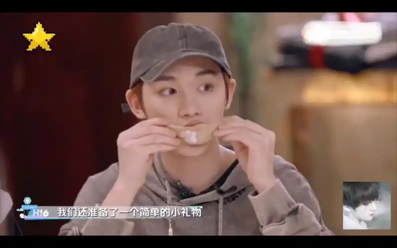 丁程鑫#抓到一只啃食物的弟弟!合照有卖萌嘟嘴哦!