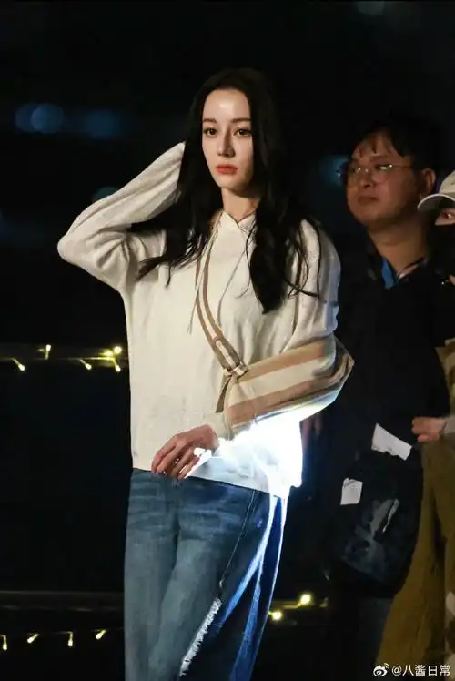 迪丽热巴聂九罗##迪丽热巴白衣牛仔裤路透