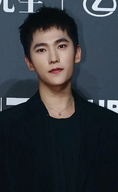 别拿几张恶意p过的黑图洗脑了,杨洋寸头新风格更可.