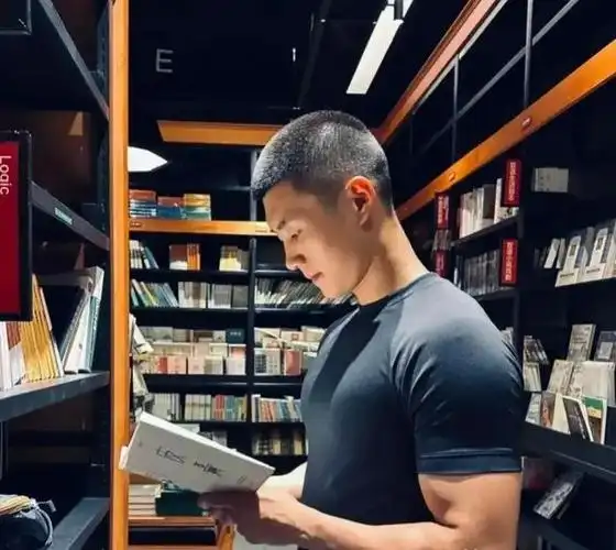 倔强的山东寸头汉子:完美身材显男人味