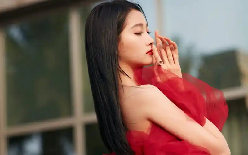 关晓彤性感美艳写真桌面壁纸