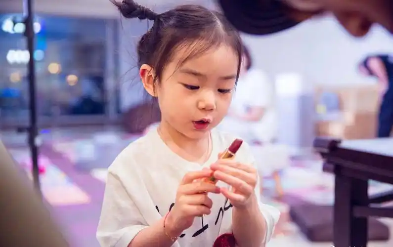 戚薇女儿lucky唱歌软萌小奶音超可爱 写美篇最近有多部综艺正在热播中