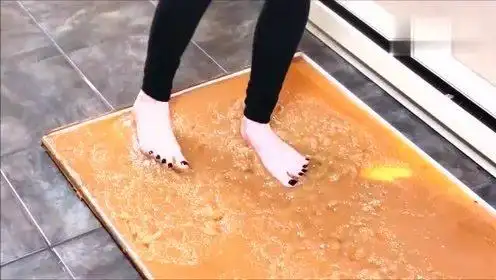 外国妹子脚踩到胶水陷阱拔不出来了,谁来帮帮她