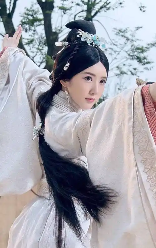 同样少女风的毛晓彤,张含韵,杨紫,为什么没有赵丽颖当时的辉煌_作品