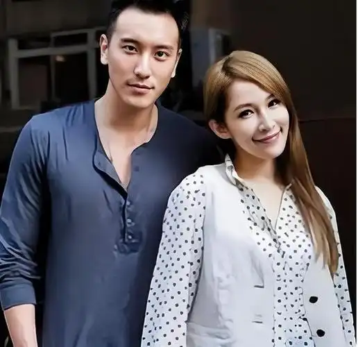 萧亚轩与初恋男友挥手告别后,她凭借坚韧不拔的努力绽放为当红歌坛的