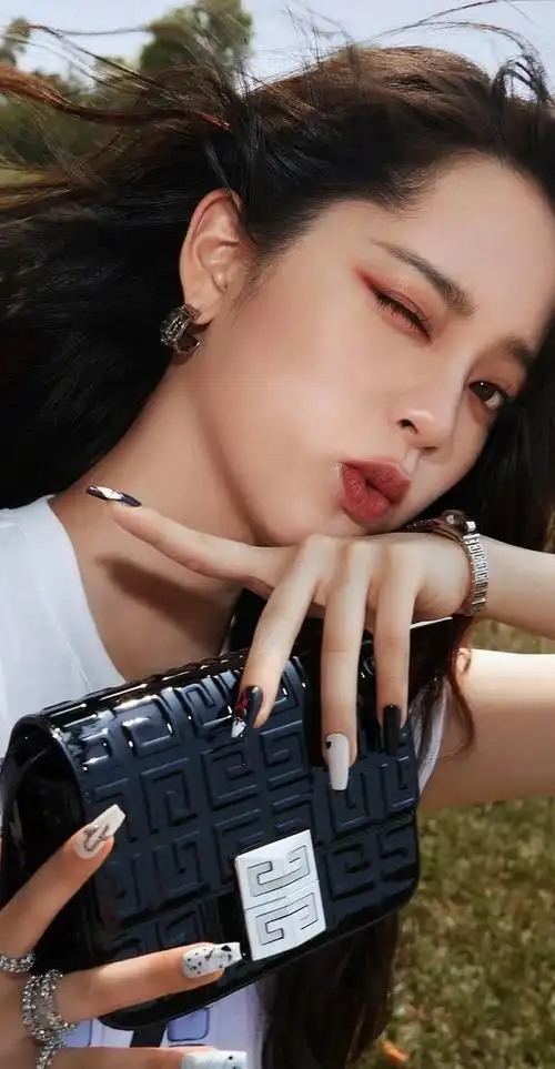 欧阳娜娜的长相属于甜美可爱型,五官精致,脸型小巧加上她的一双大眼睛