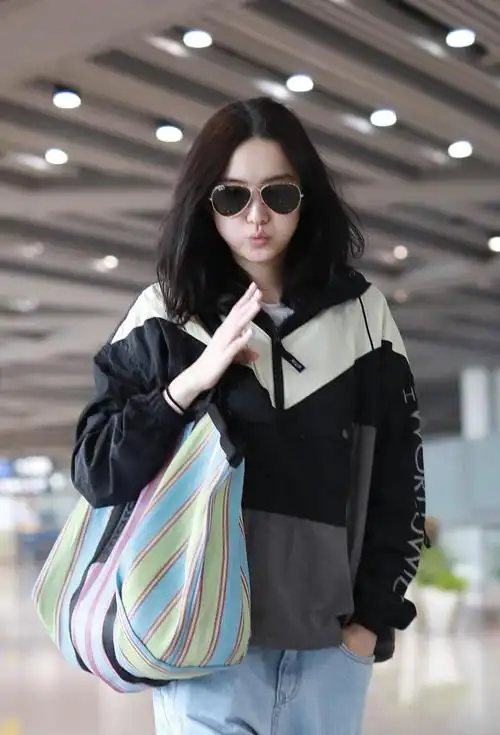 有点可爱!宋佳素颜遛机场颜值抗打 咬机票卖萌贡献"表情包"