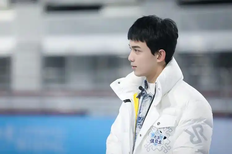 吴磊参加冬奥值日生计划学习冰壶迎冬奥 齐刘海碎发少年感十足
