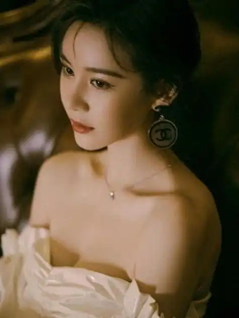 邱意浓身材圆润有度,更是生了一张雪肤玉貌,真的是让人移不开眼