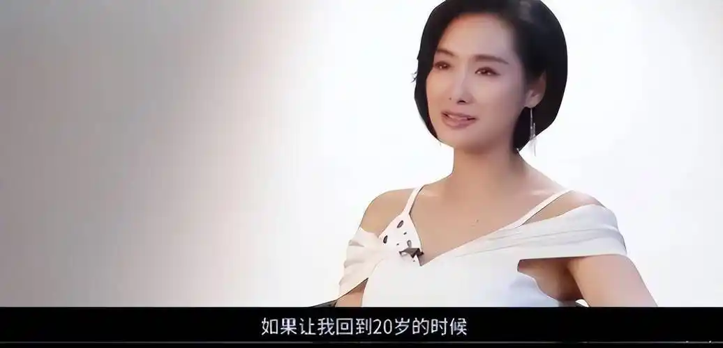 隐居深山老屋,开97年老车,被黄贯中宠爱的朱茵,活得比谁都自在_周星驰