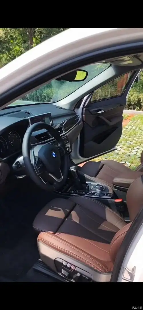 这样的宝马内饰,难怪每一个年轻人都想要拥有,手感超棒 操控极佳,酷!