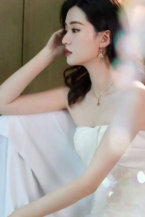 乔欣白色抹胸连衣裙性感写真_风范_女神_气质