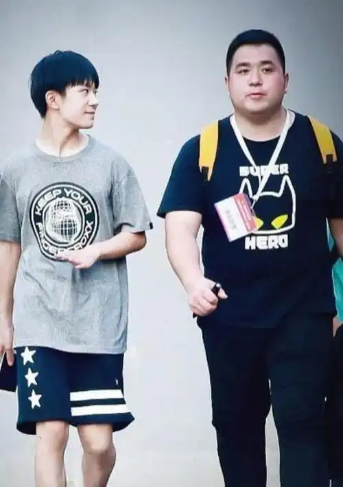 易烊千玺出席长津湖首映助理胖虎一同现身减肥成功太帅气