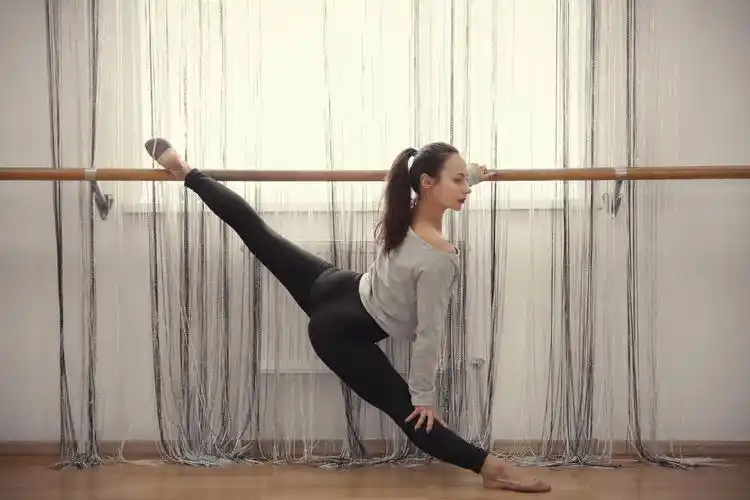 年轻女子拉伸芭蕾舞蹈摄影图