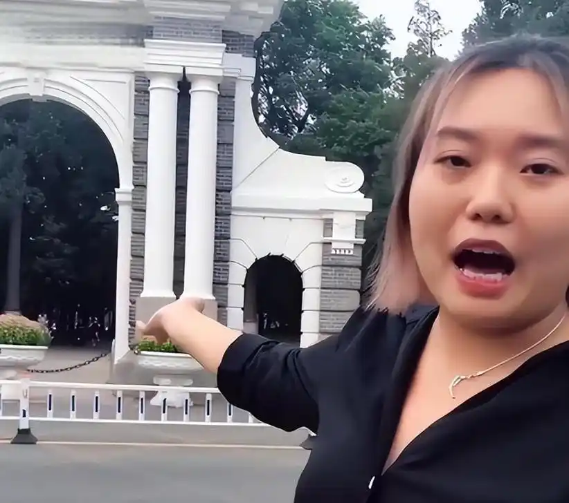 李雪琴的成长历程充满了波折和挑战,从一位被冠以"北大才女"的学子