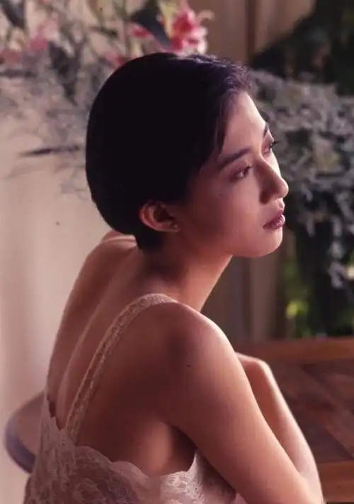 年轻时的吴绮莉有多美?只能说成龙是红颜的歧途