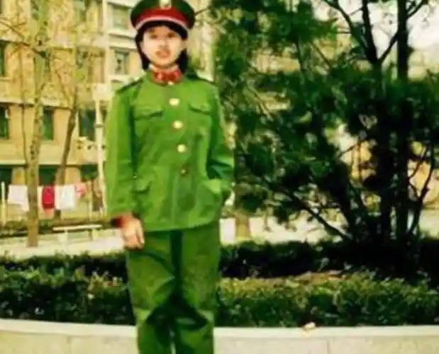 年轻时的韩红并没有太胖,属于微胖身材,五官还是很精致的,一身军装