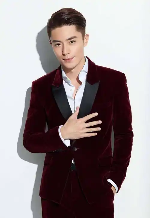 霍建华当爸后越发成熟有型,一身黑衣跟粉丝合影,40岁大叔不油腻_黑色