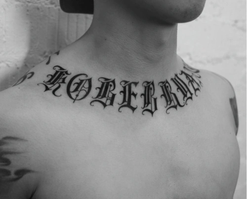 肩部哥特英文纹身欣赏男