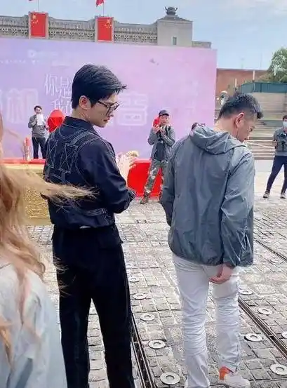 似乎认为大惊小怪,其次作为男女主角,又没有新恋情传出,单身在开机