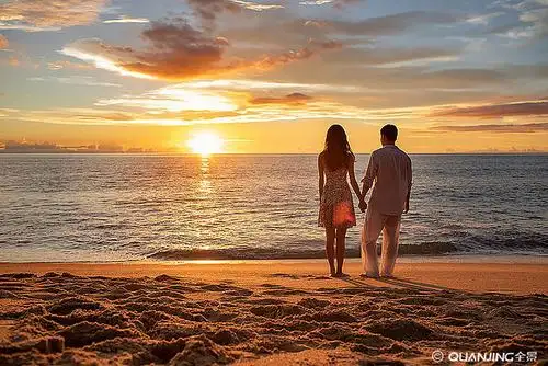 海边浪漫的年轻夫妇_全景网